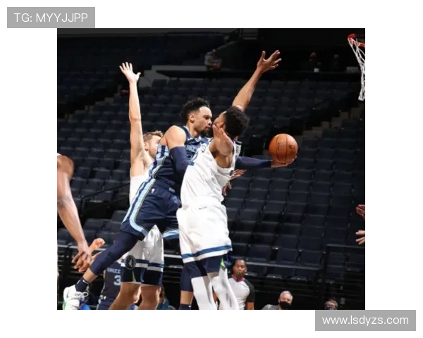 爱德华兹首节表现出色9投4中三分球命中率待提高